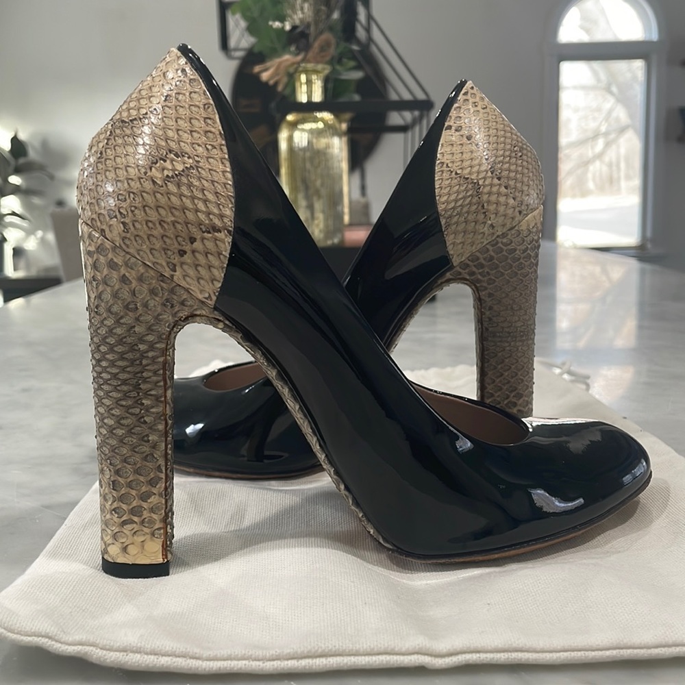 Chloe Black and Nude Patent Snakeskin Leather Pumps size 8